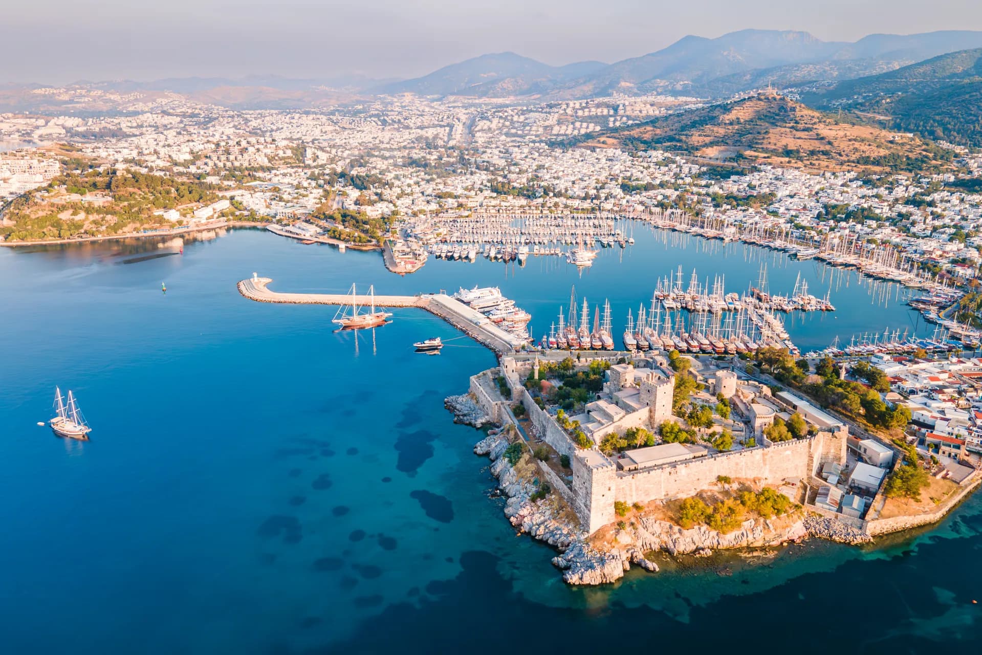 Bodrum kıyısında demirlemiş beyaz motoryat