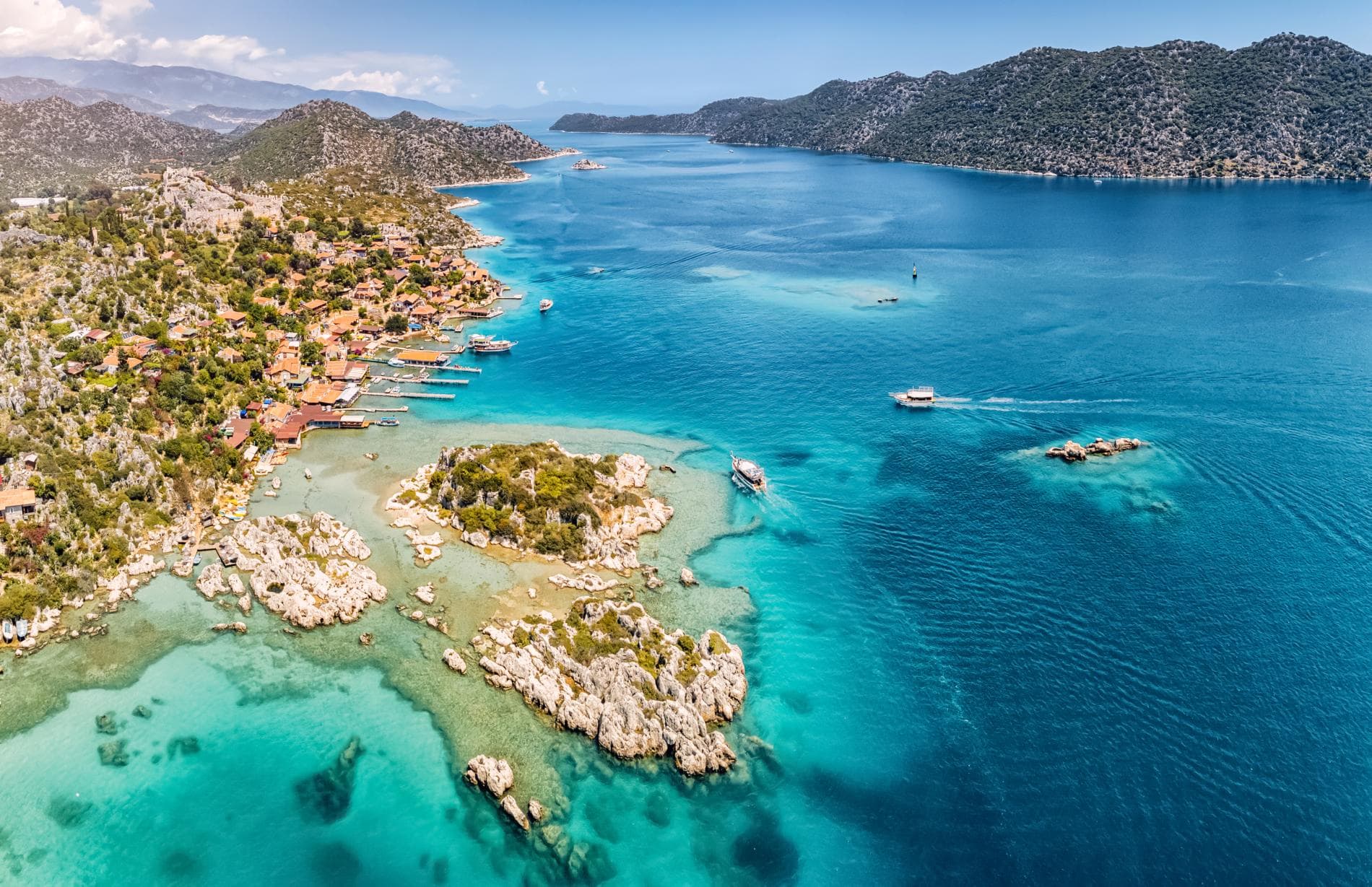 Kekova açıklarında turkuaz suda demirlemiş tekneler
