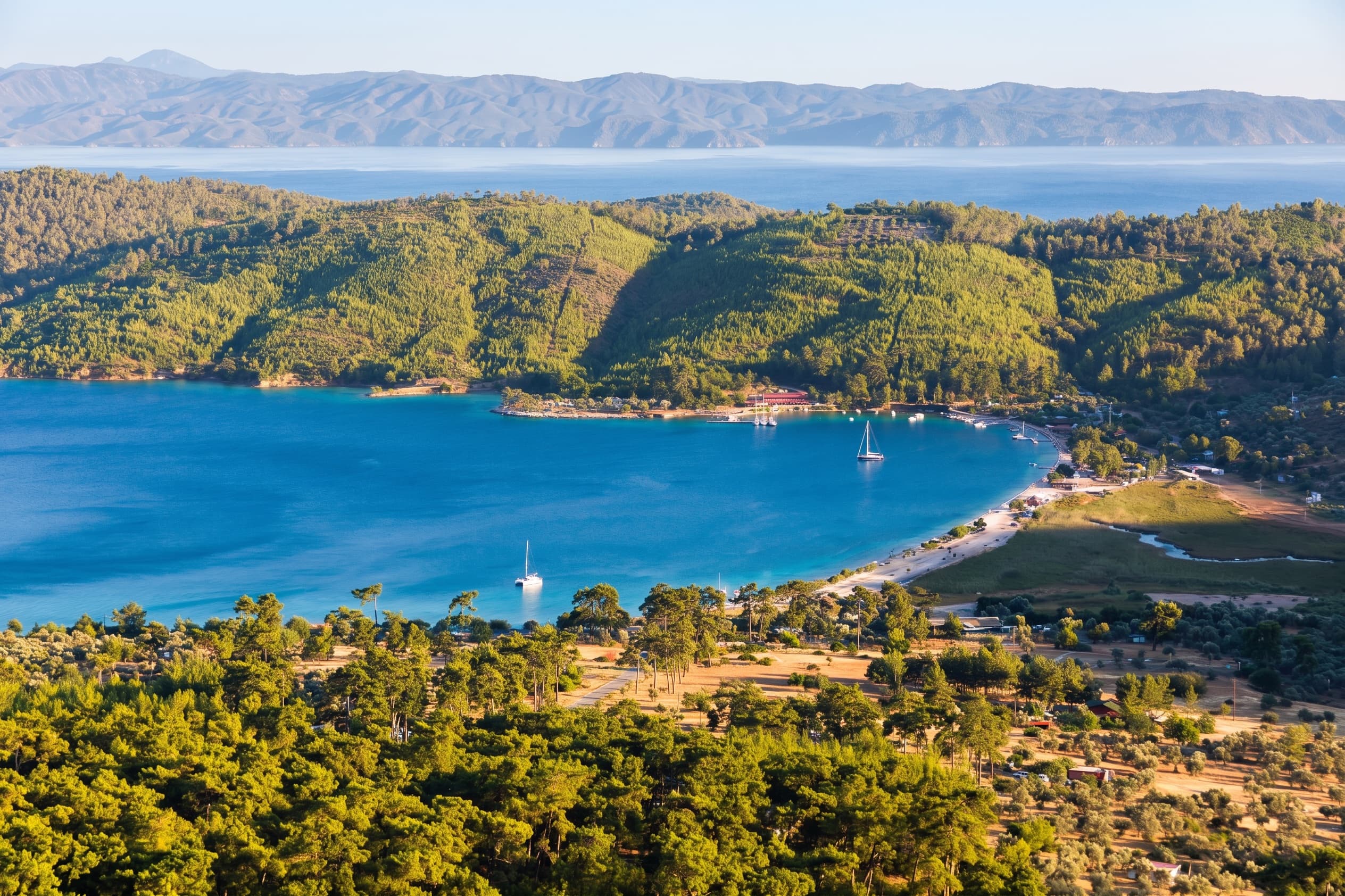 Gökova körfezinde çam ormanlarının önünde demirlemiş gulet