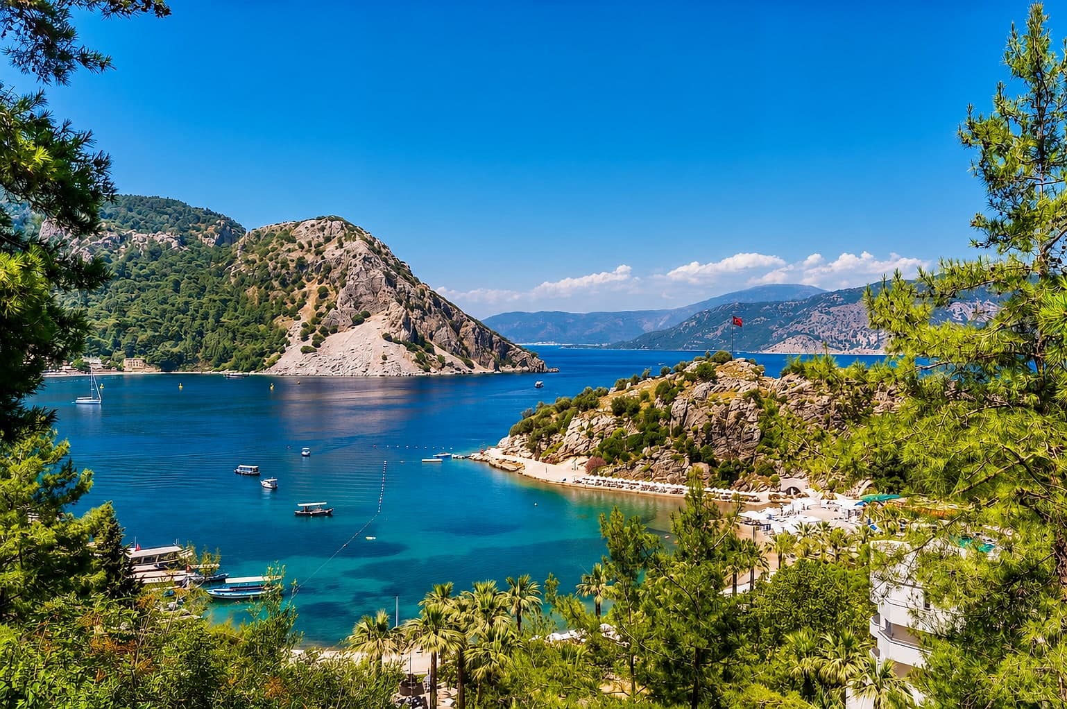 Marmaris körfezinde çam ormanı önünde seyreden yat